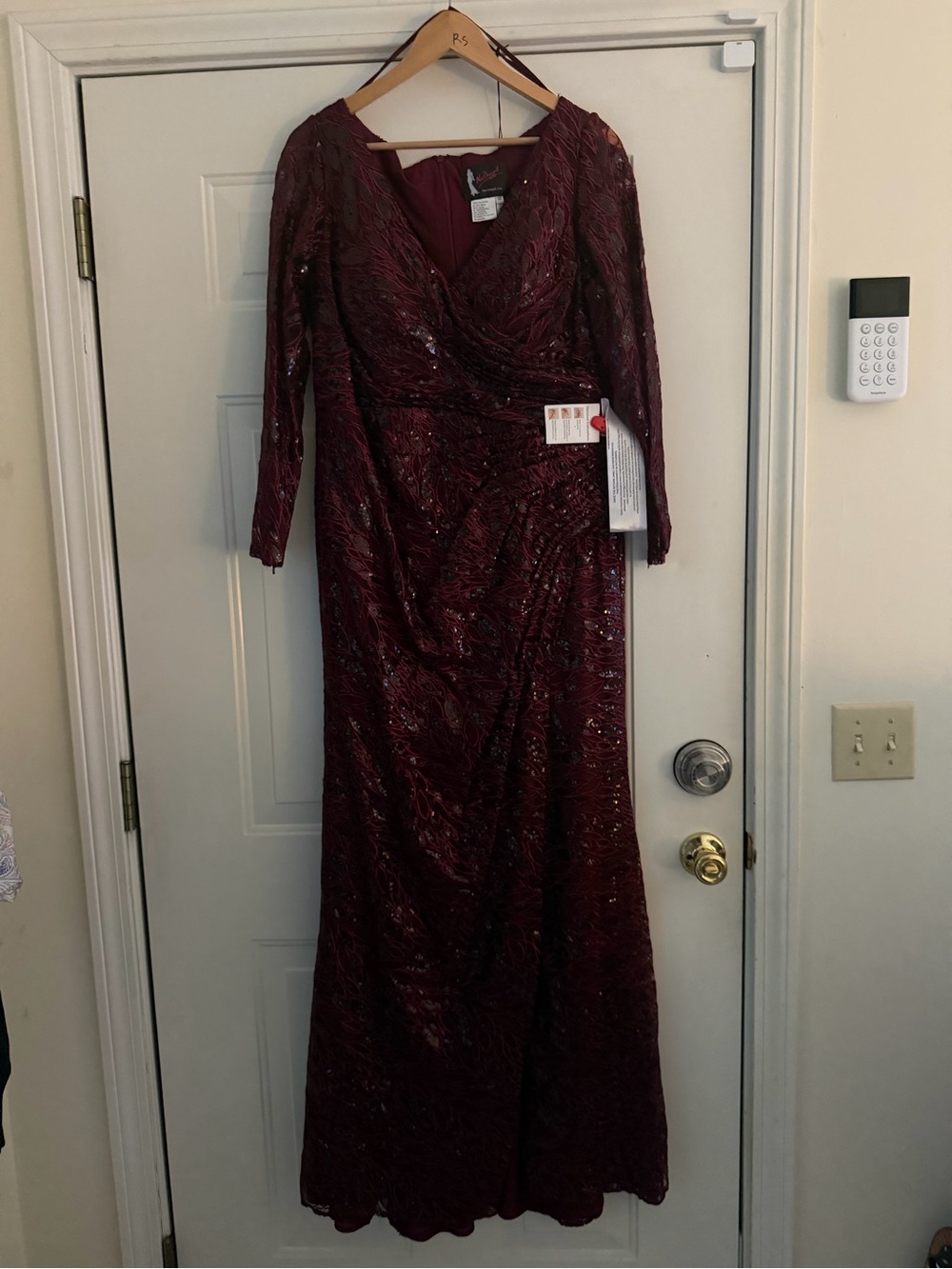 Mac Duggal. 12412 Women’s Elegant Burgundy Lace V-Neck Gown. Sz 14 NWT - Picture 2 of 12